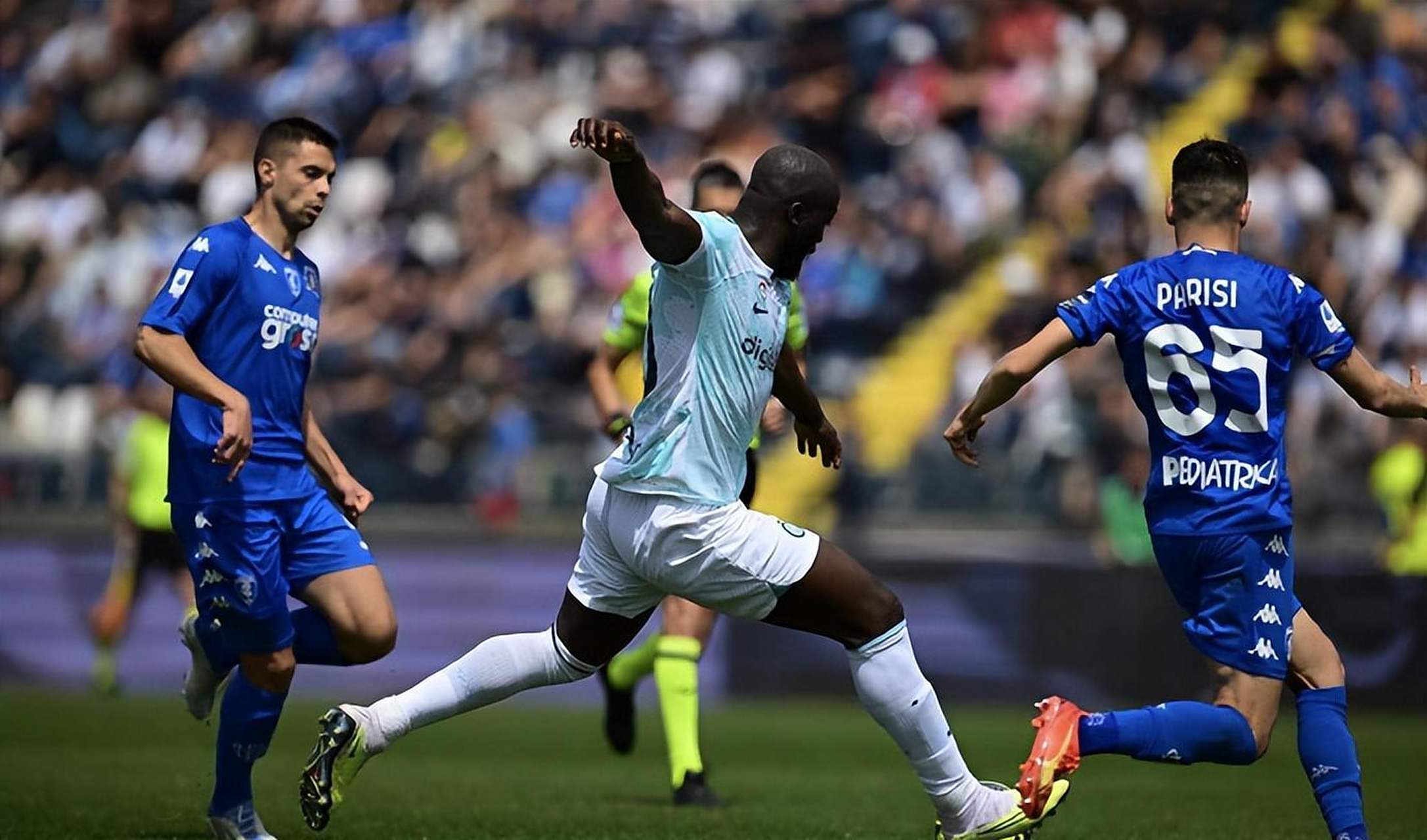 包含国际米兰训练开放日，转会期迎来里程碑引欢呼，意甲在即，身体对抗强度拉满的词条